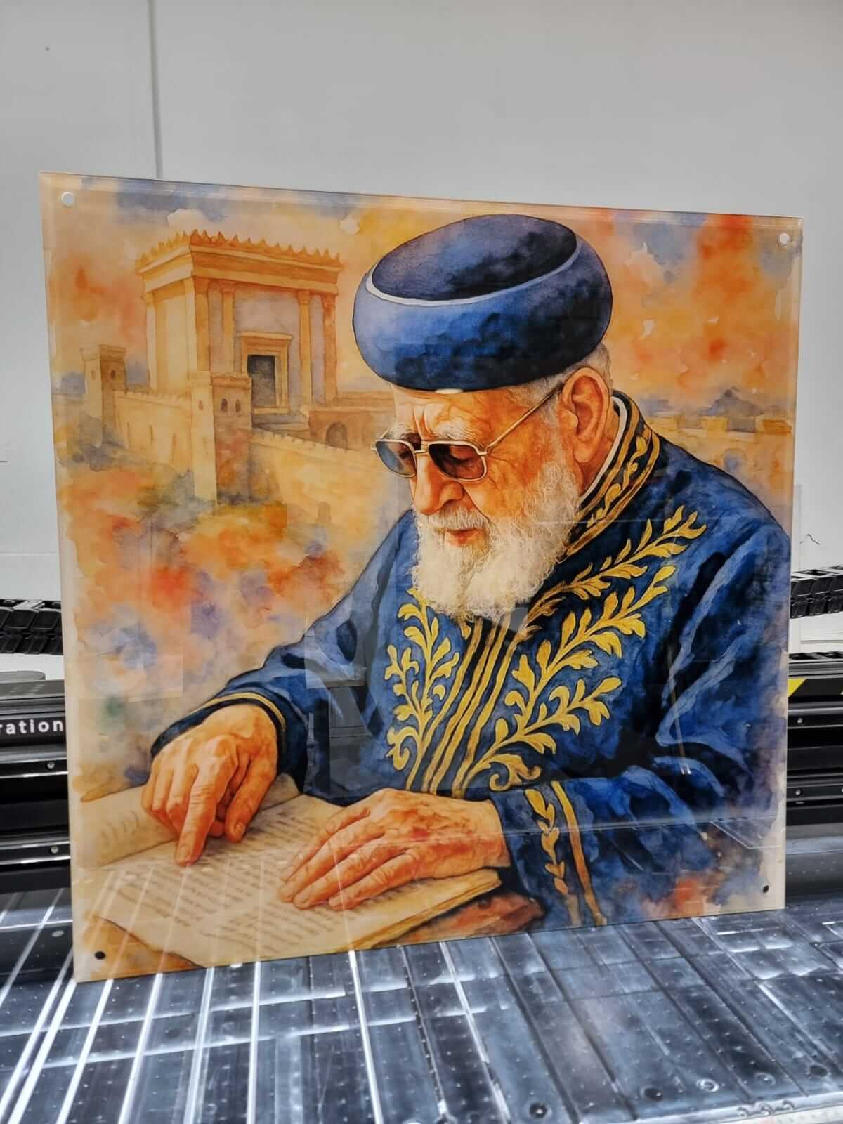 תמונת זכוכית של הרב עובדיה יוסף ברקע של בית המקדש