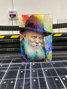 תמונה של הרבי מחייך