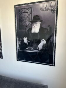 תמונה של הרבי מחייך