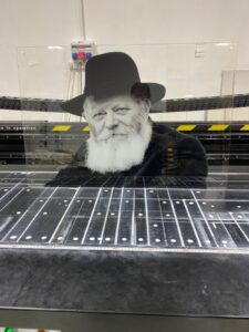 תמונה של הרבי על זכוכית